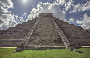 Majestic kukulkan pyramid at chichén itzá dominating the yucatan landscape - Pippocarlot