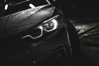 Фара автомобиля BMW загорелась в темное дождливое время суток - Pippocarlot