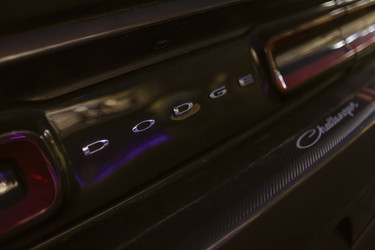 Логотип Dodge Challenger подсвечивает заднюю часть автомобиля - Pippocarlot
