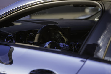 Интерьер спортивного автомобиля Mercedes-AMG с рулевым колесом и приборной панелью - Pippocarlot