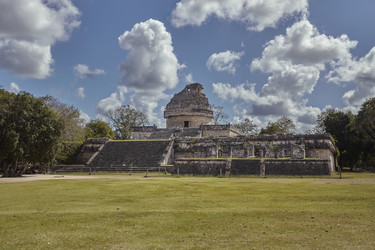 El caracol, mayan observatory rising above chichén itzá ruins under cloudy sky - Pippocarlot
