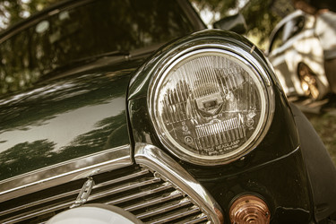 Классическая фара Mini Cooper, светящаяся в сепийном оттенке - Pippocarlot