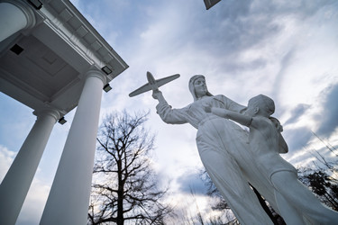 Памятник Фадико Гогитидзе, посвященный истории авиации, в Батуми, Грузия - Pippocarlot