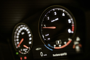 На приборной панели автомобиля отображается готовность двигателя и нулевая скорость - Pippocarlot