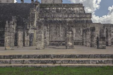 Chichén itzá temple of the warriors detail showing columns and steps - Pippocarlot
