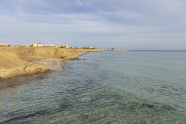 Кристально чистая вода, омывающая побережье Марса-Алама, Египет, на фоне туристического курорта - Pippocarlot