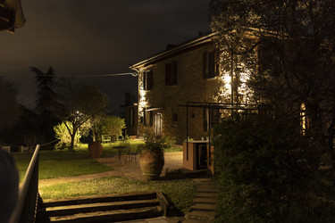 Каменный дом, освещенный ночью, в тихом саду - Pippocarlot