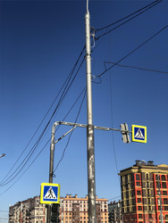 Дорожные знаки на ярко синем небе - aliyya