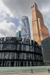 МОСКВА, РОССИЯ - 11 ИЮНЯ 2024 ГОДА: Высокие, красивые стеклянные небоскребы Московского международного делового центра «Москва-Сити» в пасмурный день. Городской пейзаж современных офисных и жилых зданий в столице России - gumbao