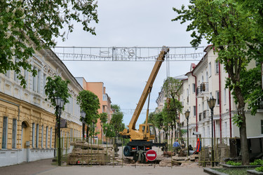Строительный кран работает на ремонте городских улиц - Gannachka