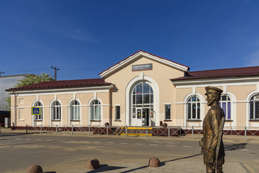 Одноэтажное здание железнодорожной станции Лихославль на пустынной улице летом - Sadoff