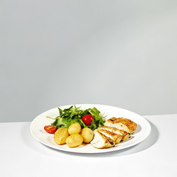 Вкусное филе курицы-гриль, подается с картофелем и салатом на белой тарелке. Генеративный искусственный интеллект - RomanZ