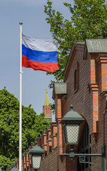Флаг России на фоне кремлевской башни и зеленых деревьев в Москве - Sadoff