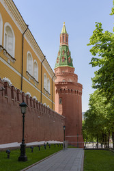 Комендантская башня Московского Кремля и стена в летний день - Sadoff