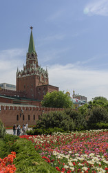 Троицкая башня Кремля и цветущие клумбы Александровского сада в Москве - Sadoff