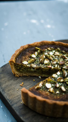 Вкусный шотландский масляный пирог на деревянной доске с вырезанным кусочком. Генеративный ИИ - RomanZ