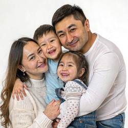 Радостный семейный портрет: родители и двое улыбающихся детей дома. Генеративный искусственный интеллект - RomanZ