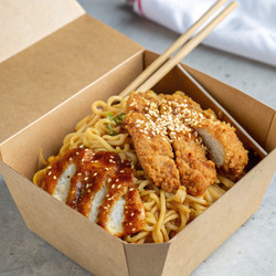 Вкусная лапша Indomie Goreng с курицей кацу, подается в коробке на вынос. Генеративный искусственный интеллект - RomanZ