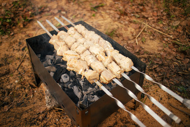 Шашлык или шашлык — кусочки говядины или свинины на металлическом шампуре, приготовленные на угольном гриле. Традиционное блюдо кавказской кухни - Irrin0215