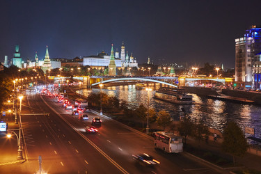 Вид на ночной город, Кремль, дорогу и реку Москву, Москва, Россия - Irrin0215