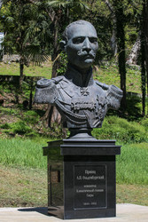 Памятник принцу Александру Петровичу Ольденбургскому (1844–1932), основателю курорта Гагра.Бюст расположен в Гагре, Абхазия - Serendipity