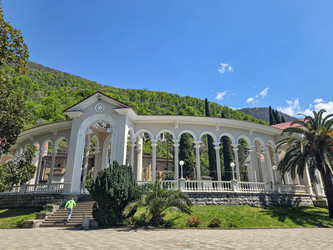Гагрская колоннада, знаменитая достопримечательность города Гагра в Абхазии - Serendipity