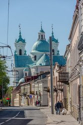 Гродно, Беларусь - 1 мая 2025 года: Городская улица. Городской пейзаж под ярко-голубым небом - steveee