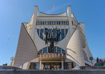 Гродно, Беларусь - 1 мая 2025 года: Драматический театр. Смелый архитектурный дизайн с симметричными белыми кулисами - steveee