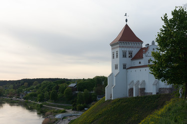 Гродно, Беларусь - 30 апреля 2025 г.: Старый замок. Закат над историческим замком на холме с видом на реку - steveee