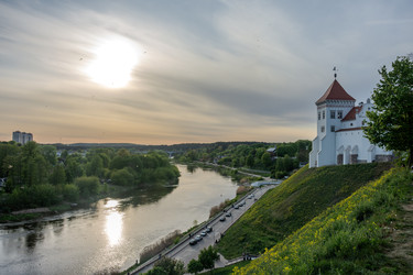 Гродно, Беларусь - 30 апреля 2025 г.: Старый замок. Закат над историческим замком на холме с видом на реку - steveee