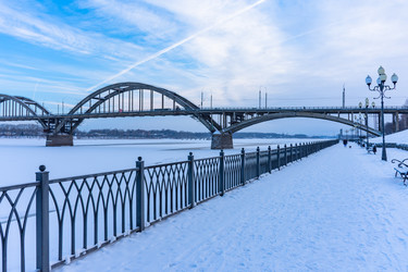 Рыбинск, Россия - 11 декабря 2022 г.: Волжский мост. Вид с воздуха на большой стальной мост через замерзшую реку - steveee