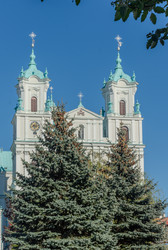 Гродно, Беларусь - 1 мая 2025 года: Церковь Святого Франциска Ксавьера. Прекрасная церковь с двумя башнями и богато украшенными шпилями - steveee