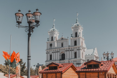 Гродно, Беларусь - 1 мая 2025 года: Церковь Святого Франциска Ксавьера. Прекрасная церковь с двумя башнями и богато украшенными шпилями - steveee