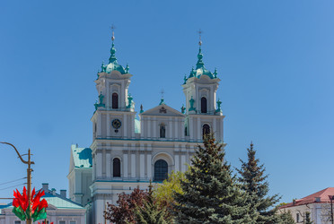Гродно, Беларусь - 1 мая 2025 года: Церковь Святого Франциска Ксавьера. Прекрасная церковь с двумя башнями и богато украшенными шпилями - steveee