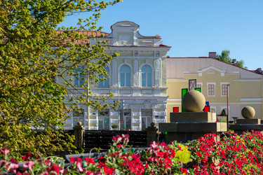 Гродно, Беларусь - 1 мая 2025 года: Городская улица. Городской пейзаж под ярко-голубым небом - steveee