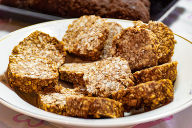Эти маленькие печенья сделаны из песочного теста с добавлением сгущенного молока. Некоторые содержат орехи или мак, другие — без добавок. Все они очень вкусные и легко готовятся дома. (Выборочная фокусировка) - dkorostilev78