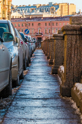Тротуар и припаркованные автомобили на гранитной насыпи канала Грибоедова, Санкт-Петербург, Россия - DrVerner
