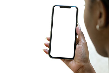 Молодая девушка взаимодействует со смартфоном в непринужденной обстановке. Генеративный ИИ - RomanZ