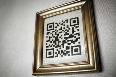 Декоративный QR-код в рамке, размещенный на стене в интерьере. Генеративный искусственный интеллект - RomanZ