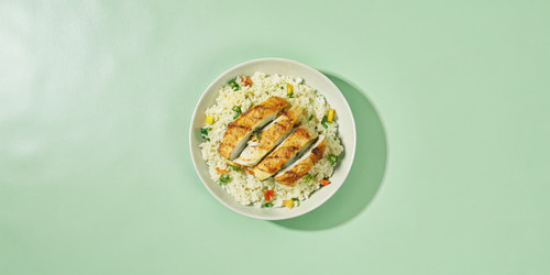 Вкуснейшая жареная курица, подаваемая на подушке из рассыпчатого риса с овощами. Генеративный искусственный интеллект - RomanZ