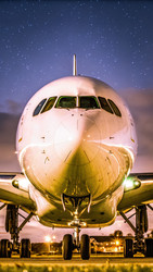 Вид спереди на самолет Airbus, летящий ночью под звездным небом. Генеративный искусственный интеллект - RomanZ