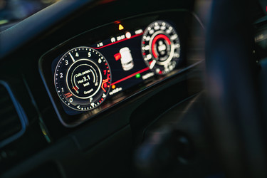 Цифровая приборная панель автомобиля, отображающая современную информацию о транспортном средстве - Pippocarlot