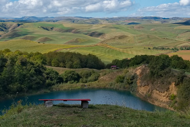 Россия. Кабардино-Балкария. Деревянная лавочка с красивым видом на краю обрыва глубоководного карстовые озера с голубой водой , где проходили съемки фильма "Земля Санникова" - kaikups
