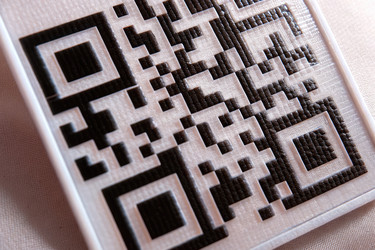 Крупный план стандартного QR-кода, отображаемого на плоской поверхности. Генеративный ИИ - RomanZ