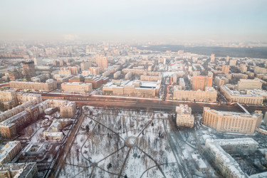 Крупный зимний городской пейзаж, снятый с высоты птичьего полета в одном из районов Москвы - paha_l