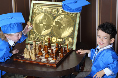 Во время шахматной партии мальчик выбирает белого коня - paha_l