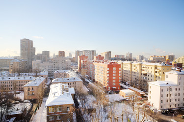 Дома в жилом районе в солнечный зимний день в Москве, Россия - paha_l