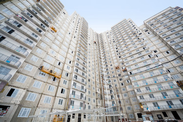 МОСКВА - 10 ДЕКАБРЯ: Крупный строящийся жилой дом 10 декабря 2012 года в Москве, Россия - paha_l