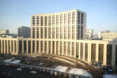 МОСКВА - 20 ДЕКАБРЯ: Вид из Росбанка на современное здание Альфа-Банка на Сахаровском проспекте 20 декабря 2012 года в Москве, Россия - paha_l