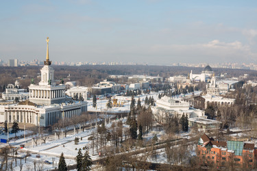 МОСКВА - 21 ФЕВРАЛЯ: Вид с воздуха на выставочный центр с красивым павильоном 21 февраля 2013 года в Москве, Россия - paha_l